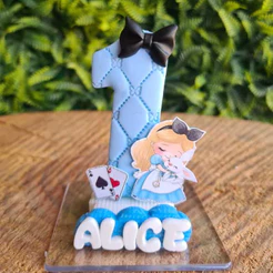 Vela Alice/ Topo de bolo Alice/ Vela Alice PAÍS DAS MARAVILHA em Biscuit ANIVERSARIO FESTA, COM NOME