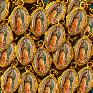 100 Medalhas Nossa Senhora Guadalupe - Resinadas – Para Terços, Escapulários, Lembrancinhas, Artesanato e Revenda em Oferta na Shopee
