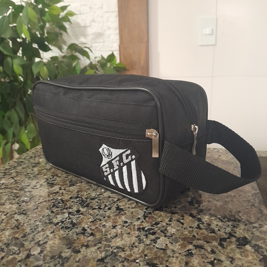 Di Giane Necessaire na cor preta bordada com brasão preto branco santos super bonita e versatil para presentear seu amor