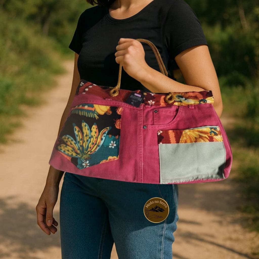 BOLSAFEMININA  PERSONALIZADA JEANS VERMELHA COM BOLSOS EXTERNOS, FORRADA; FECHO BOTÃO DE PRESSÃO