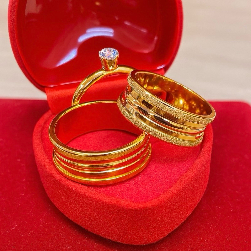Aliança Jateada na borda e linha no meio 100% em Moeda Antiga 4MM + Caixinha De Brinde Casamento Noivado Cor de Ouro 18K em Oferta na Shopee