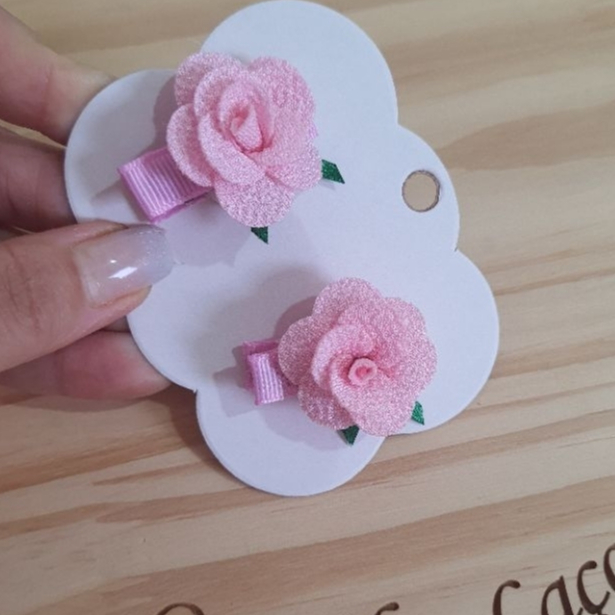 mini parzinho flor no bico pato, presilha de laço flor colorido. em Oferta na Shopee