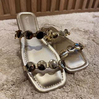 Sandália Feminina Rasteirinha com Esferas Metalizadas Confortável Leve Casual Elegante Verão Moderno em Oferta na Shopee