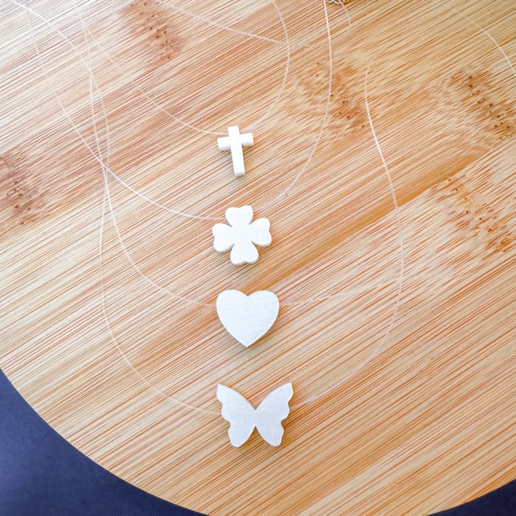 Colar Choker de Nylon com Pingente Madrepérola Borboleta Coração Trevo Cruz Dourado Folheado Ouro