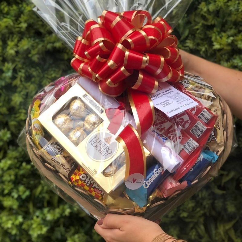 Cesta de Chocolate em Formato de Coração – O Presente que Encanta e Surpreende! Com lindo laço