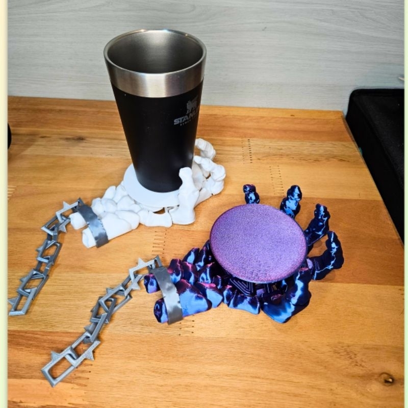 Lançamento Porta Copo Mão de Esqueleto Articulada Halloween Divertido Suporte Caneca Xícara Lata em Oferta na Shopee