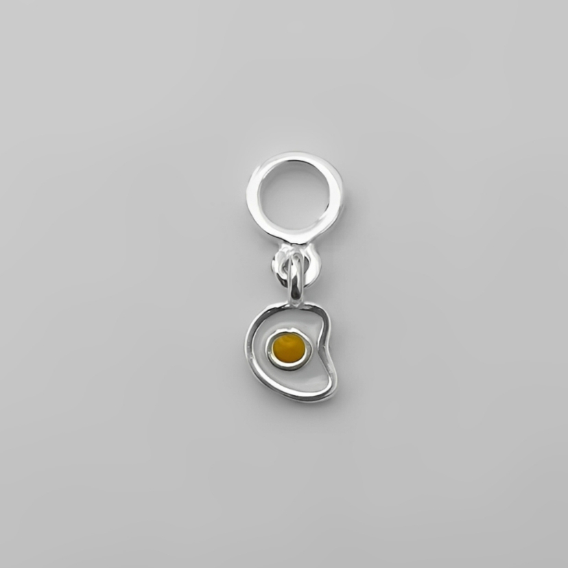 Pingente Berloque Ovo Frito Resinado Branco Amarelo Prata 925 Legítima Jade Jóias