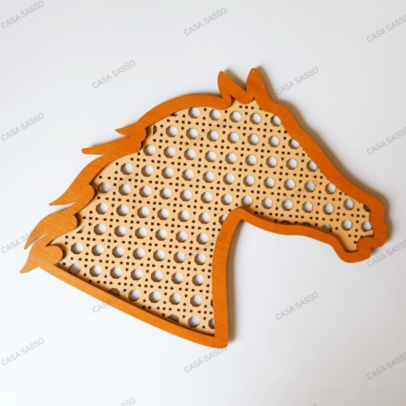 Cavalo em formato de palhinha indiana feito em mdf cor pinus e moldura cor peroba decor country sertanejo cowboy fazenda