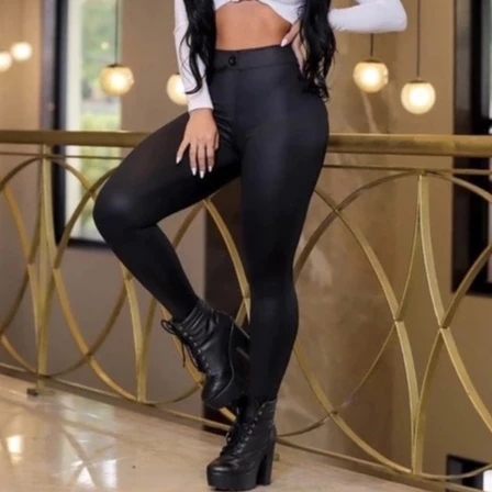 Calça Couro Fake: Desconto Imperdível! 🛍️