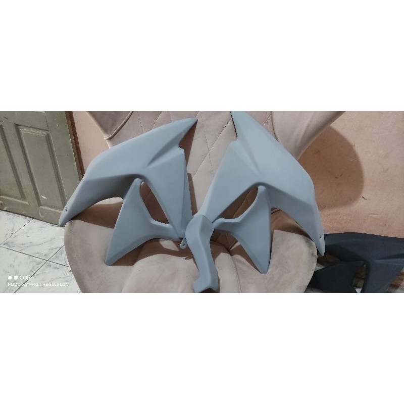 aba tanque XRE 300 2018 adaptada na 2009 a 2015 em fibra sem pintura em Oferta na Shopee