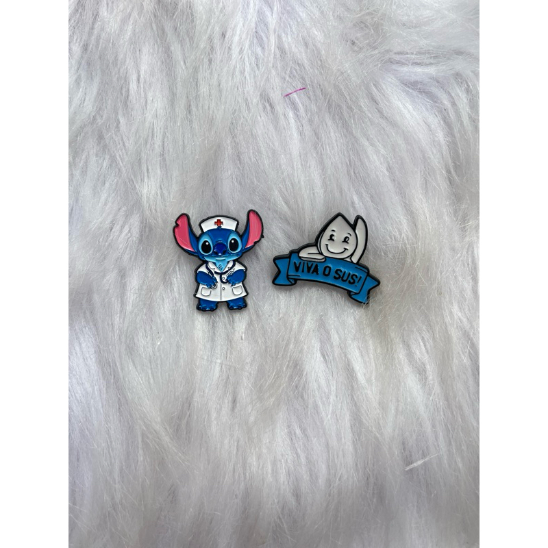 Broche/pin/boton Viva o Sus e Stitch com estetoscópio