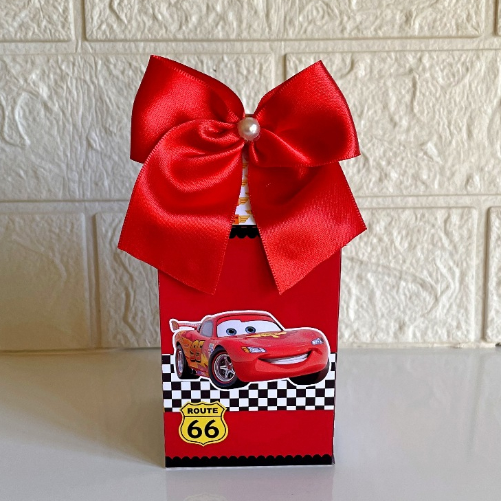 KIT CAIXA MONTADO MILK E PIRÂMIDE CARROS/MCQUEEN /CONE/PERSONALIZADO/LAÇO/ANIVERSÁRIO/FESTA RELAMPAGO