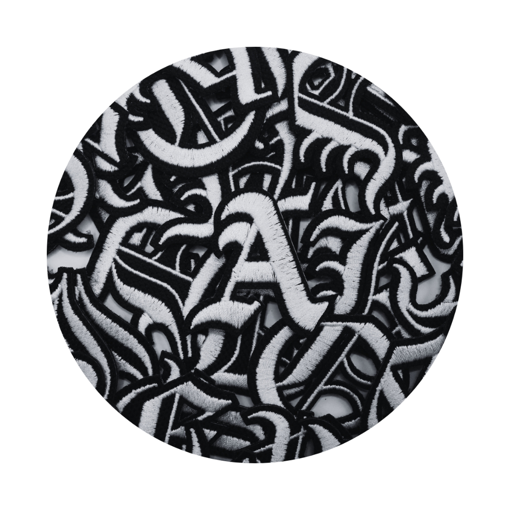 Letra Bordada Gótica Medieval Termocolante Fecho de Contato Personaliza Roupas Jaquetas Mochilas Patch Alta Durabilidade