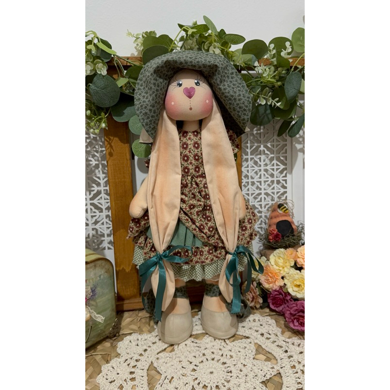 Boneca de pano Artesanal /Coelha do campo/Decoracao/ brinquedo.Grande 50 cm.