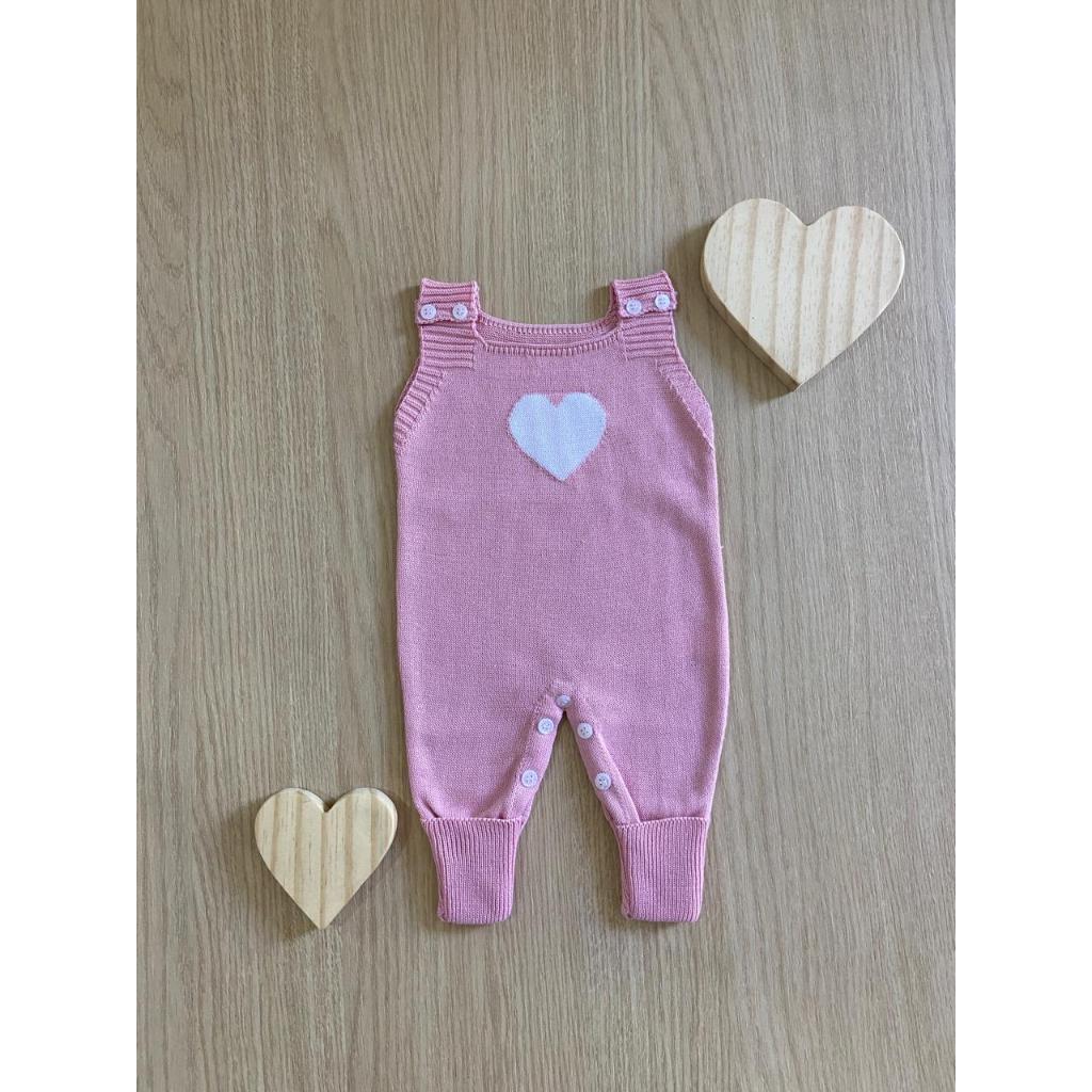 Salopete  Jardineira Coração Recem Nascido Vira Pé Menina RN Tricô Bebê Infantil