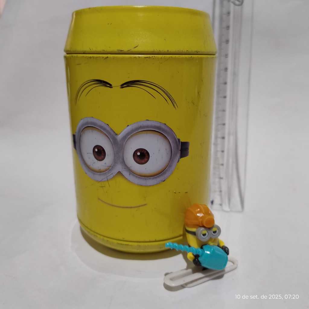 Cofrinho dos Minions + miniatura kinder ovo Minion.