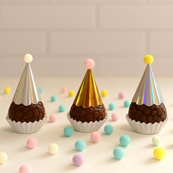 Kit Mini Chapéu para Brigadeiro e Doces Metalizado Decoração Festa de Aniversário com Pompom em Oferta na Shopee