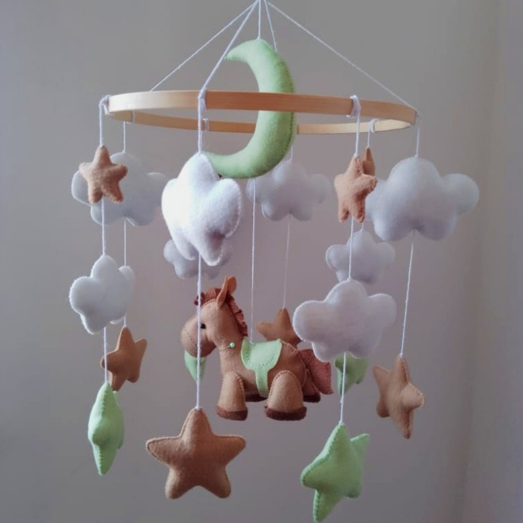 Móbile de Berço Cavalinho Verde com Nuvens, Estrelas e Lua