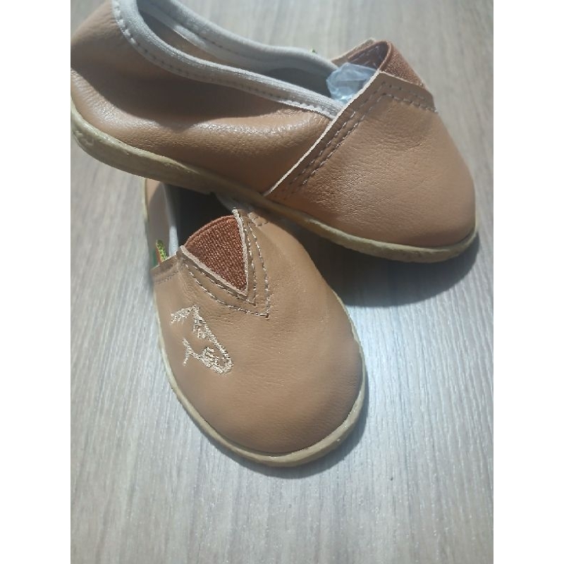 Alpargata infantil em couro de pelica.