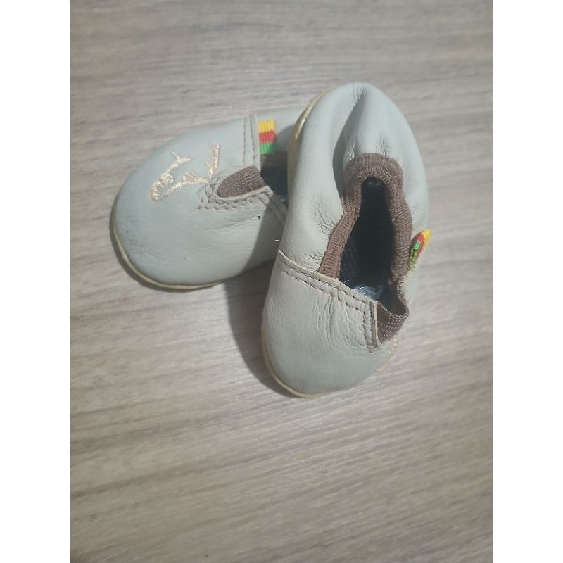 Alpargata infantil em couro.