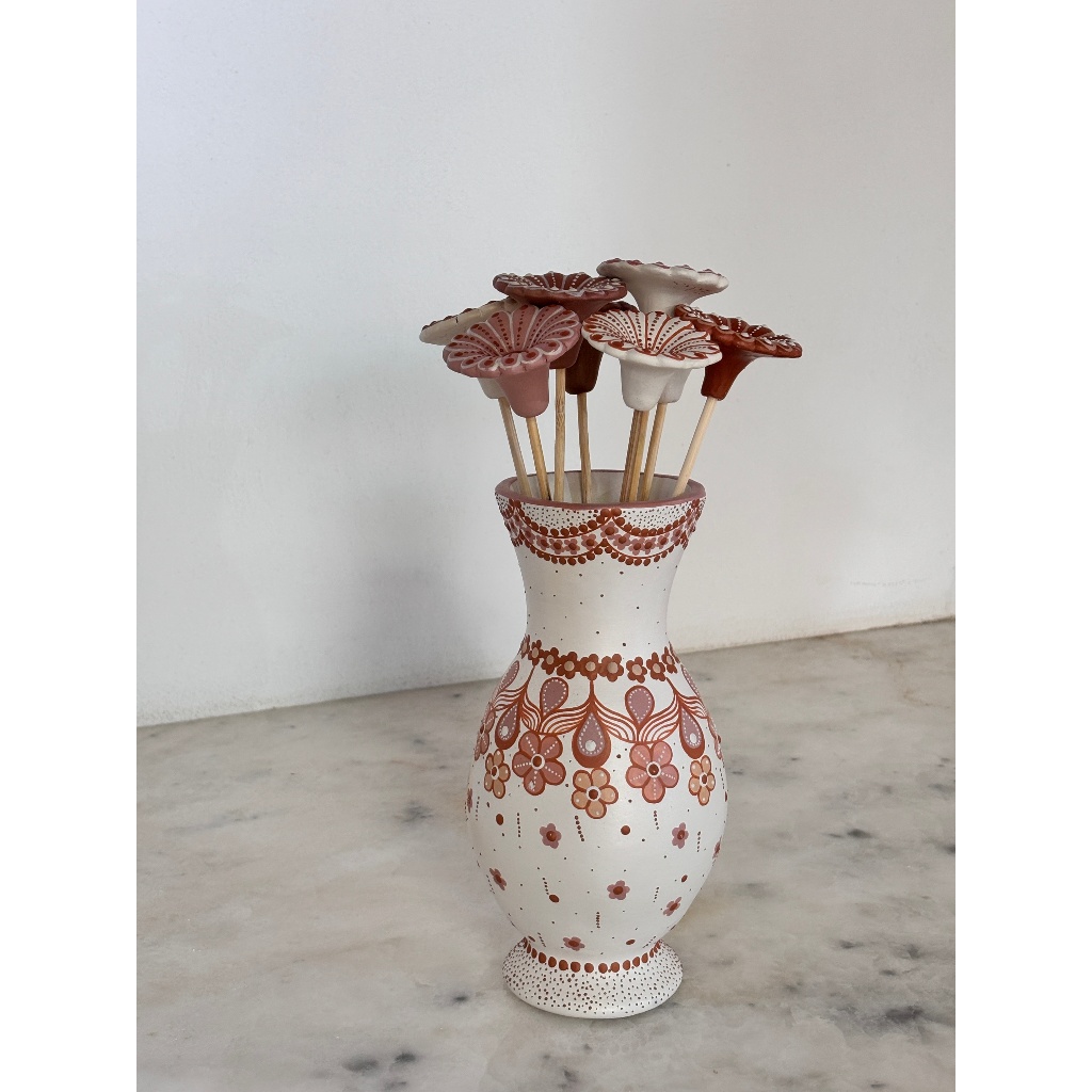 Vaso com Flor - Peça de Barro Artesanal Feito a Mão - Ateliê da Zélia - Vale do Jequitinhonha - Decoração em Barro