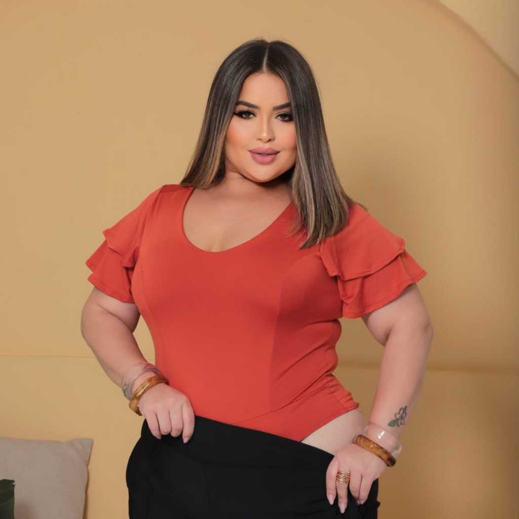 BODY PLUS SIZE MANGAS BABADO DUPLO, DECOTE CANOA, MALHA MICROFIBRA. em Oferta na Shopee