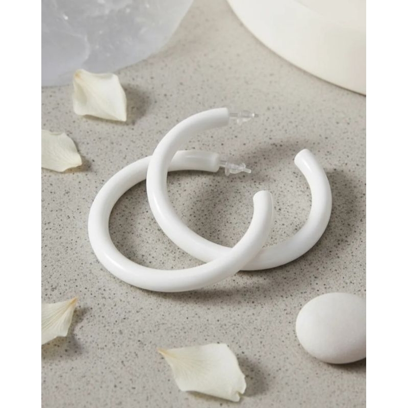 brinco argola em plástico antialérgico ( branco ) em Oferta na Shopee