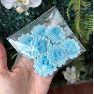 Tag com a letra do nome feito em biscuit | Personalizados | Festa em Oferta na Shopee