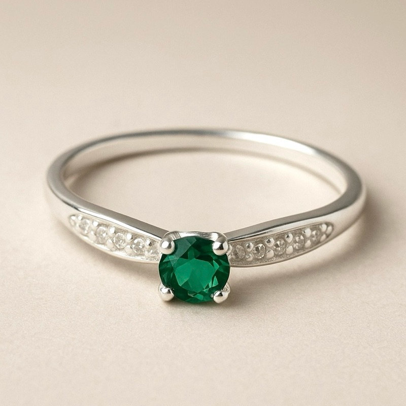 Anel Solitário Zircônia Verde Com Lateral Cravejada Em Prata 925 Feminino