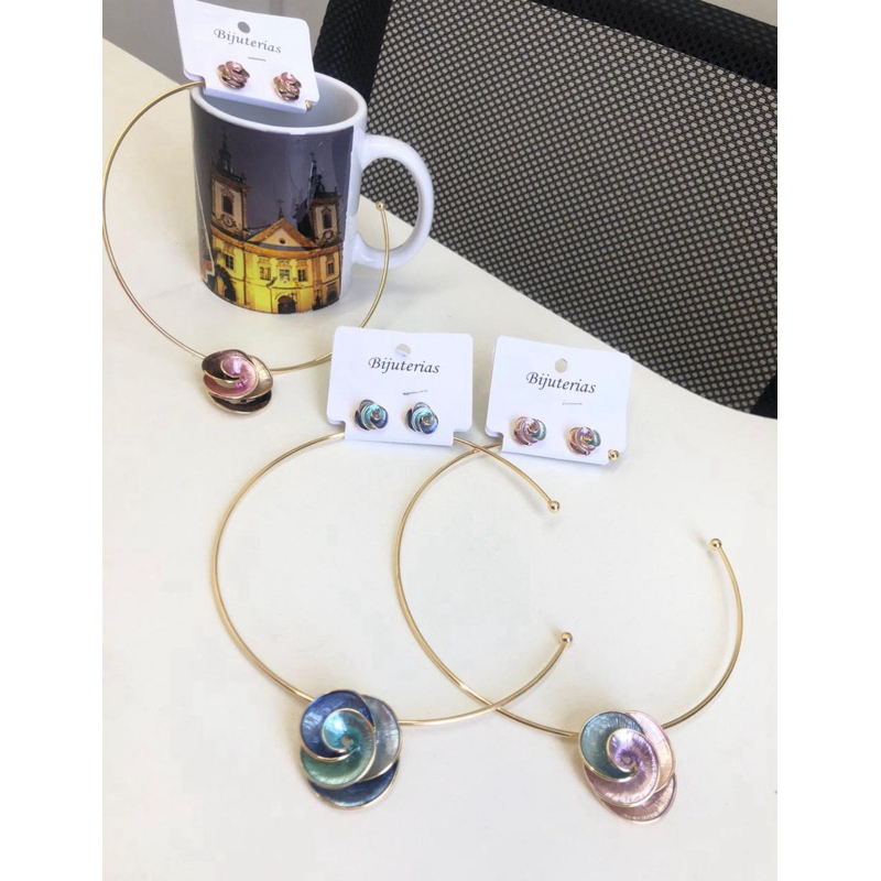Conjunto Colar Gargantilha + Brincos Femininos Luxo Flor Madrepérola Dourado