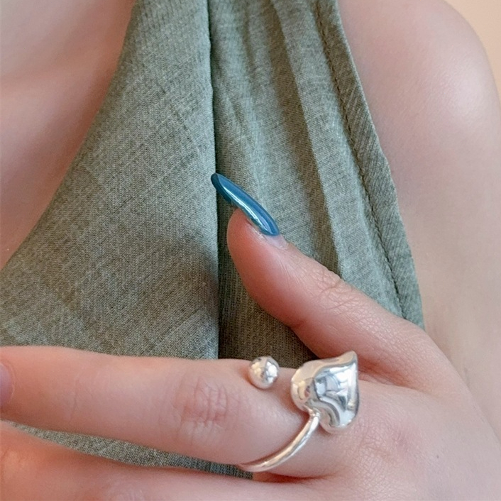 Anel de amor de metal irregular de personalidade popular de 2025, design de nicho feminino, presente versátil e moderno