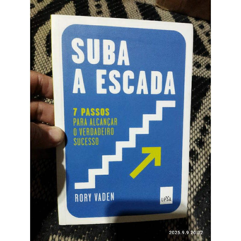 Livro suba à escadas 7  passos para alcançar o verdadeiro sucesso - Rory Vaden