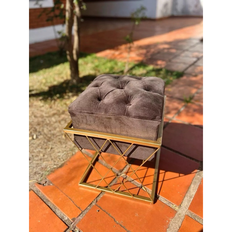 Puff Quadrado Modelo Treliça Base em Aço Capitonê Tecido Veludo Imperial Pintura Eletrostática