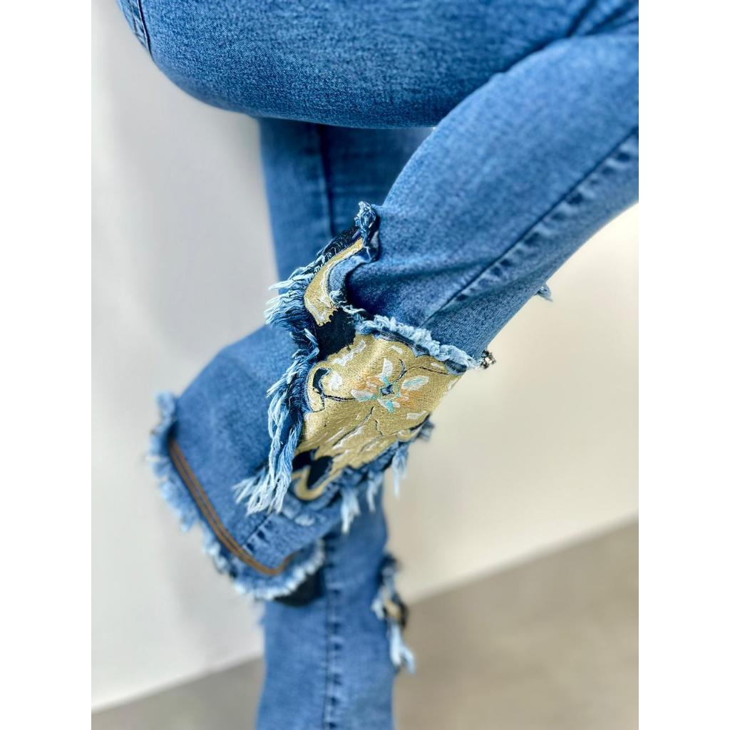Calça Jeans Feminina Flare Bordada Boi e Penas c/ Elastano.