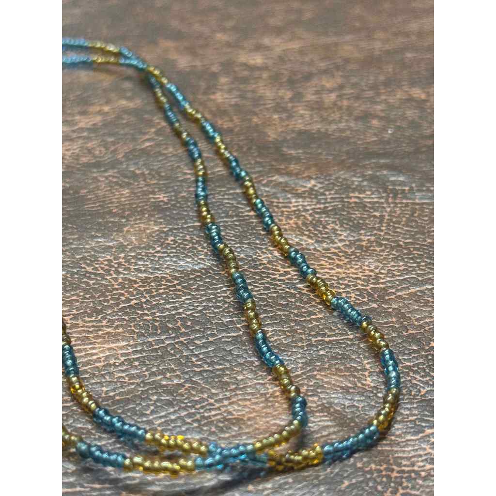 Colar Logunedé – Mini Miçangas Azul Clara e Douradas Transparentes