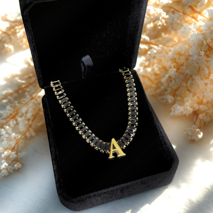 COLAR CHOKER LETRA INICIAL RIVIERA PRETA + CAIXA DE VELUDO