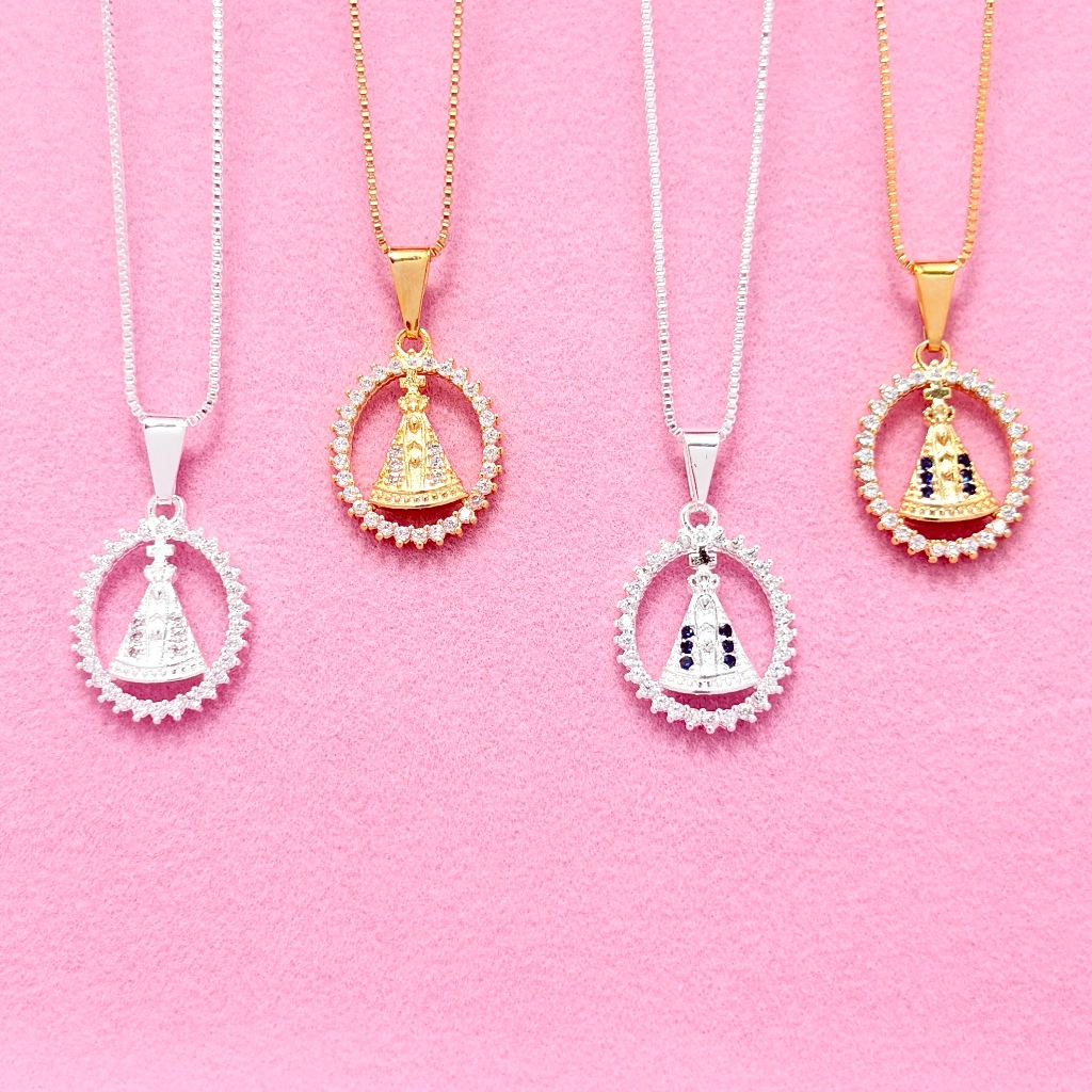 Colar com pingente oval de Nossa Senhora Aparecida cravejado com zircônias. Banhado a ouro 18K