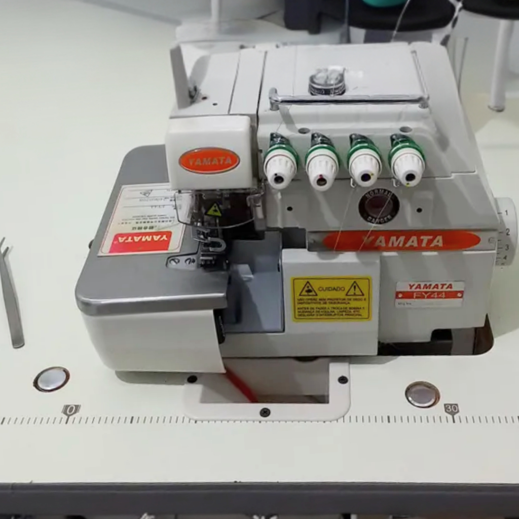 Máquina Industrial Overlock Ponto Cadeia Yamata Fy44 Bivolt COMPLETA com mesa