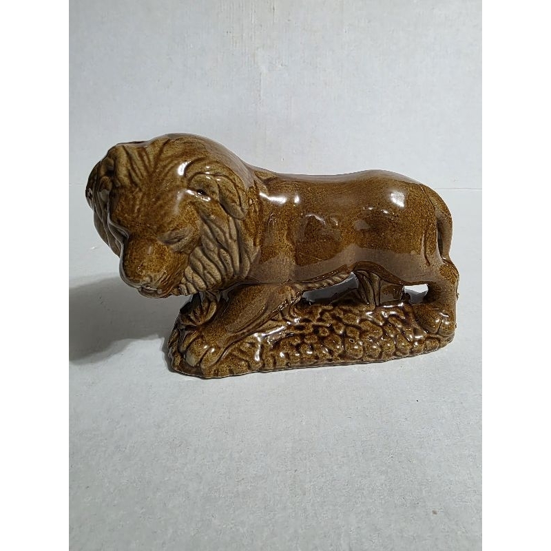 escultura leão em porcelana antiga C3406
