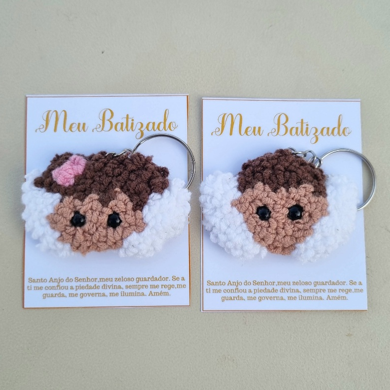 Lembrancinha personalizada para batizado - Chaveiro de anjinho de lã com tag