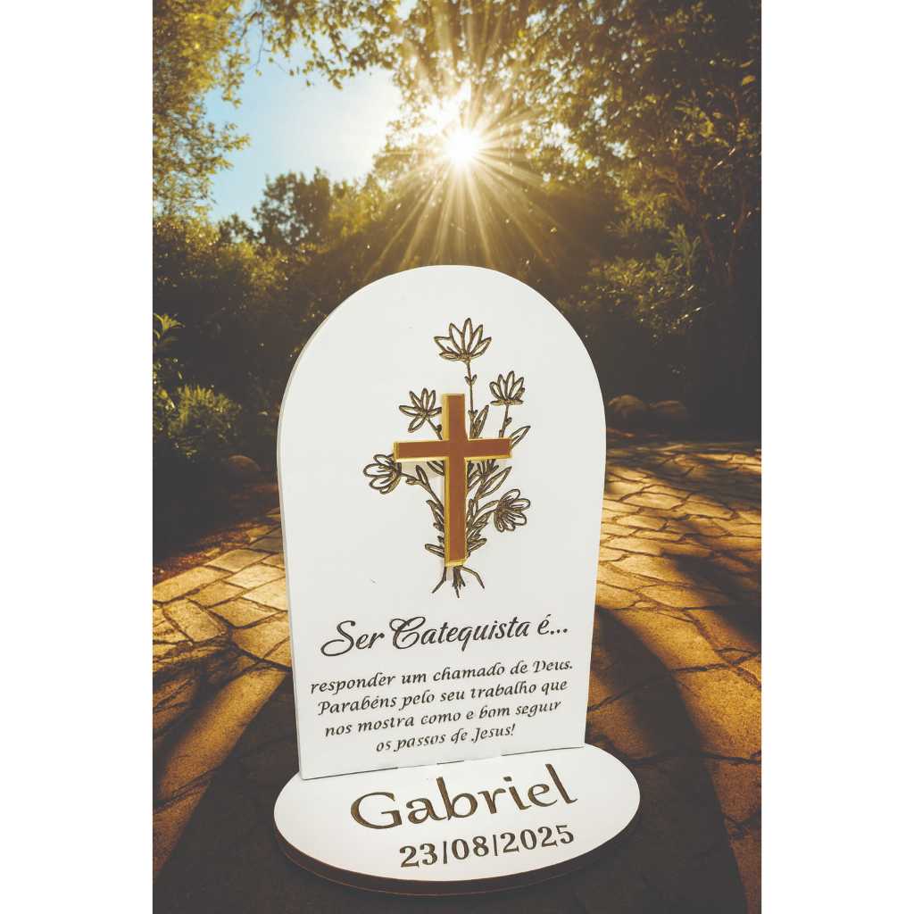 Lembrancinha Primeira Comunhão Luxo ✨ Personalizada ⛪ MDF 3mm + Cruz Acrílico Dourado Espelhado – 7x11cm Base 5,5x8,4 cm