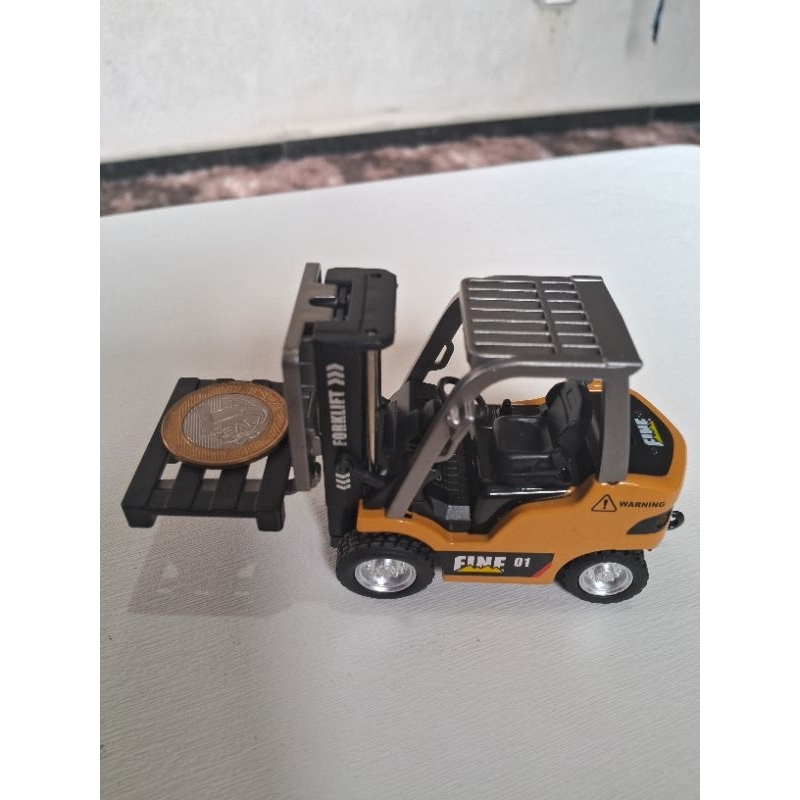 empilhadeira miniatura de controle remoto.