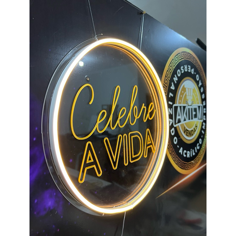 Placa de acríico redondo com led neon escrita Celebre a vida acrilico dourado com 4 furos personalizável