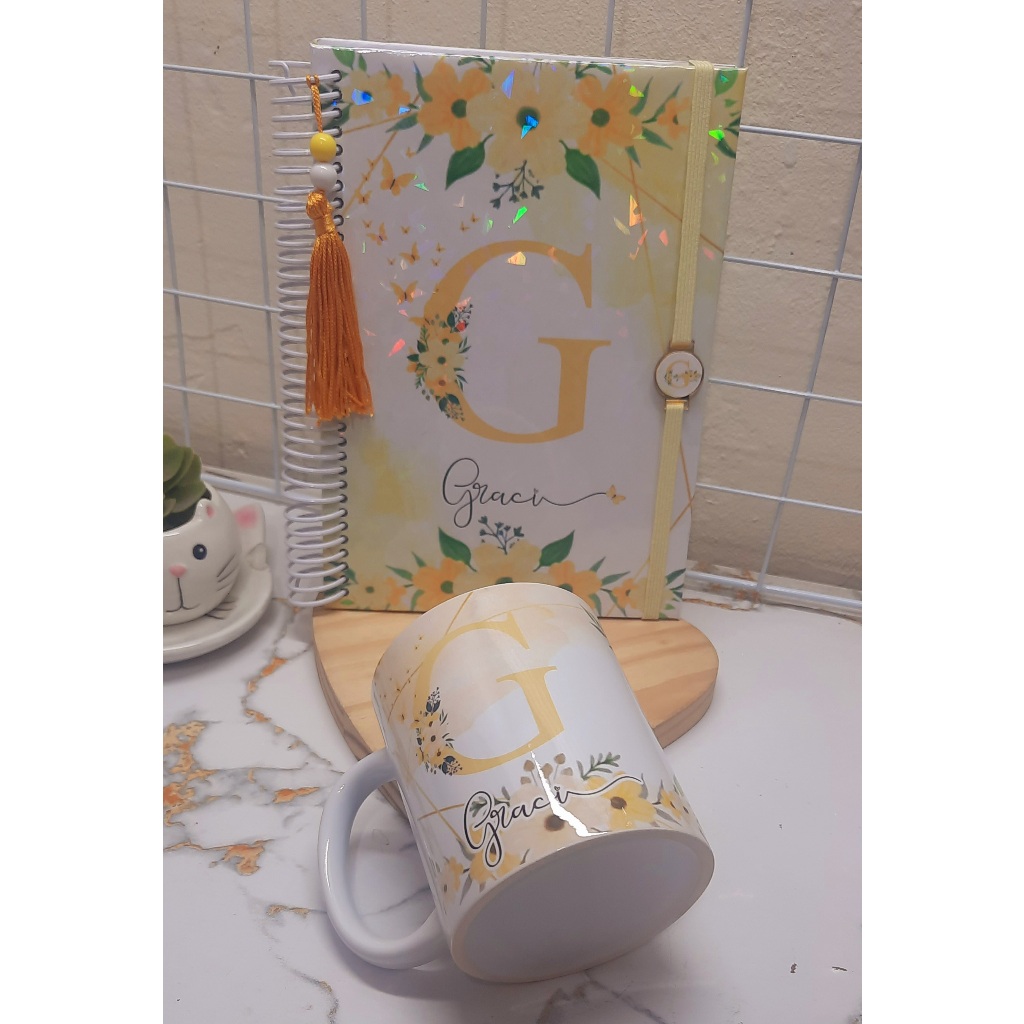 Kit Caderno Pautado ou Agenda Datada + Caneca Porcela  Alfabeto Floral personalizado capa dura holográfica