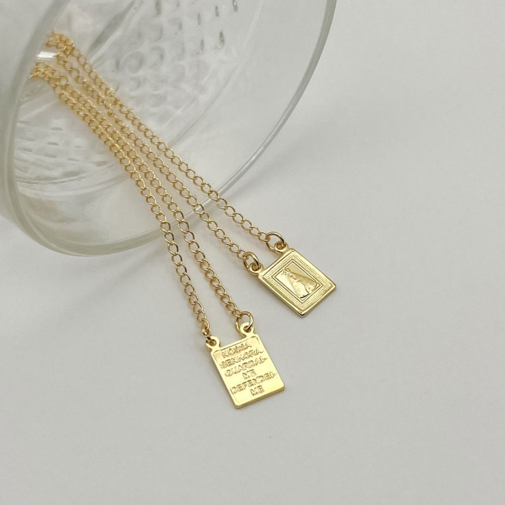 Colar Escapulário Folheado a Ouro 18k Pingente Nossa Senhora de Aparecida com Frase no Verso