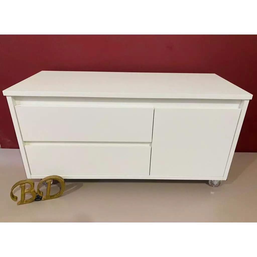Mesa com 2 gavetas e 1 porta com rodinhas 80x45x40 em Oferta na Shopee