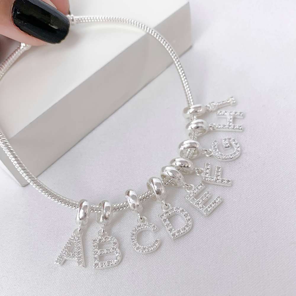 Berloque de letra de prata 925  sem a pulseira