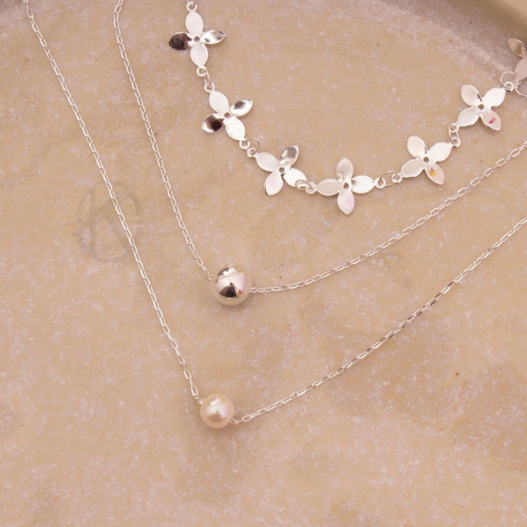 COLAR TRIPLO CORRENTE DE TREVO, PINGENTE ESFERA E PÉROLA – SEMIJOIA BANHADO A OURO 18k OU PRATA 925