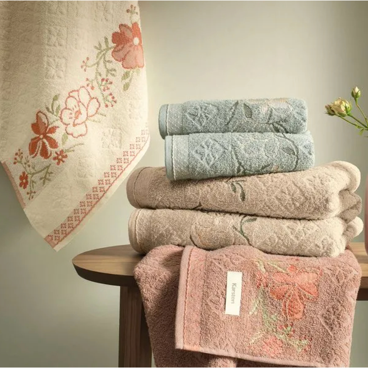 Toalha de Banho Yuna Fio Cardado Felpuda Estampa Floral - Karsten