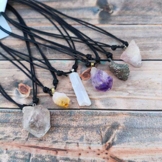 Colar Pedra Natural Bruta Energia e Proteção – Quartzo, Citrino, Ametista, Selenita, Pirita e Mais em Oferta na Shopee